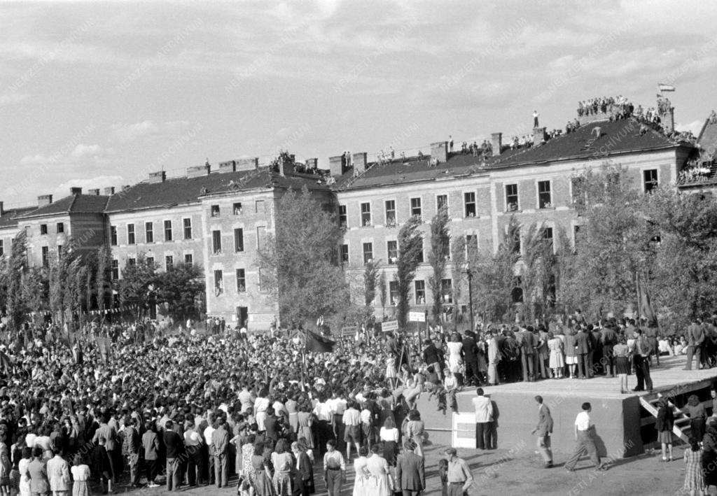 Belpolitika - Tanoncváros avatása