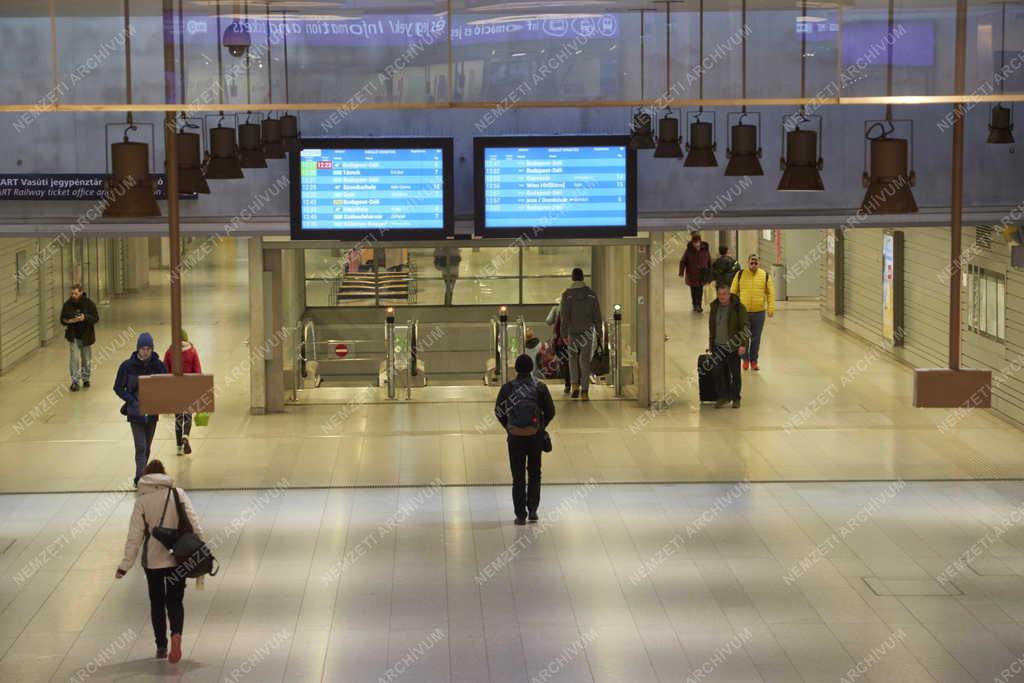Közlekedés - Budapest - Kelenföldi vasútállomás M4-es metróvonal állomása