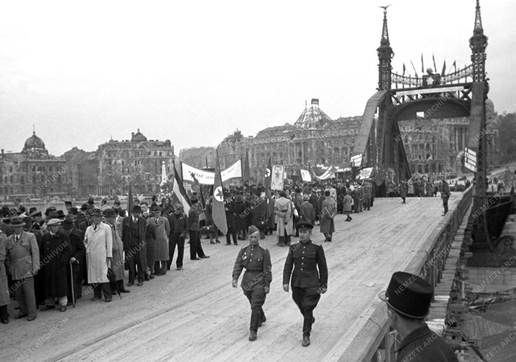 Ünnep - Az első szabad Május 1. - Felvonulás a Ferenc József hídon