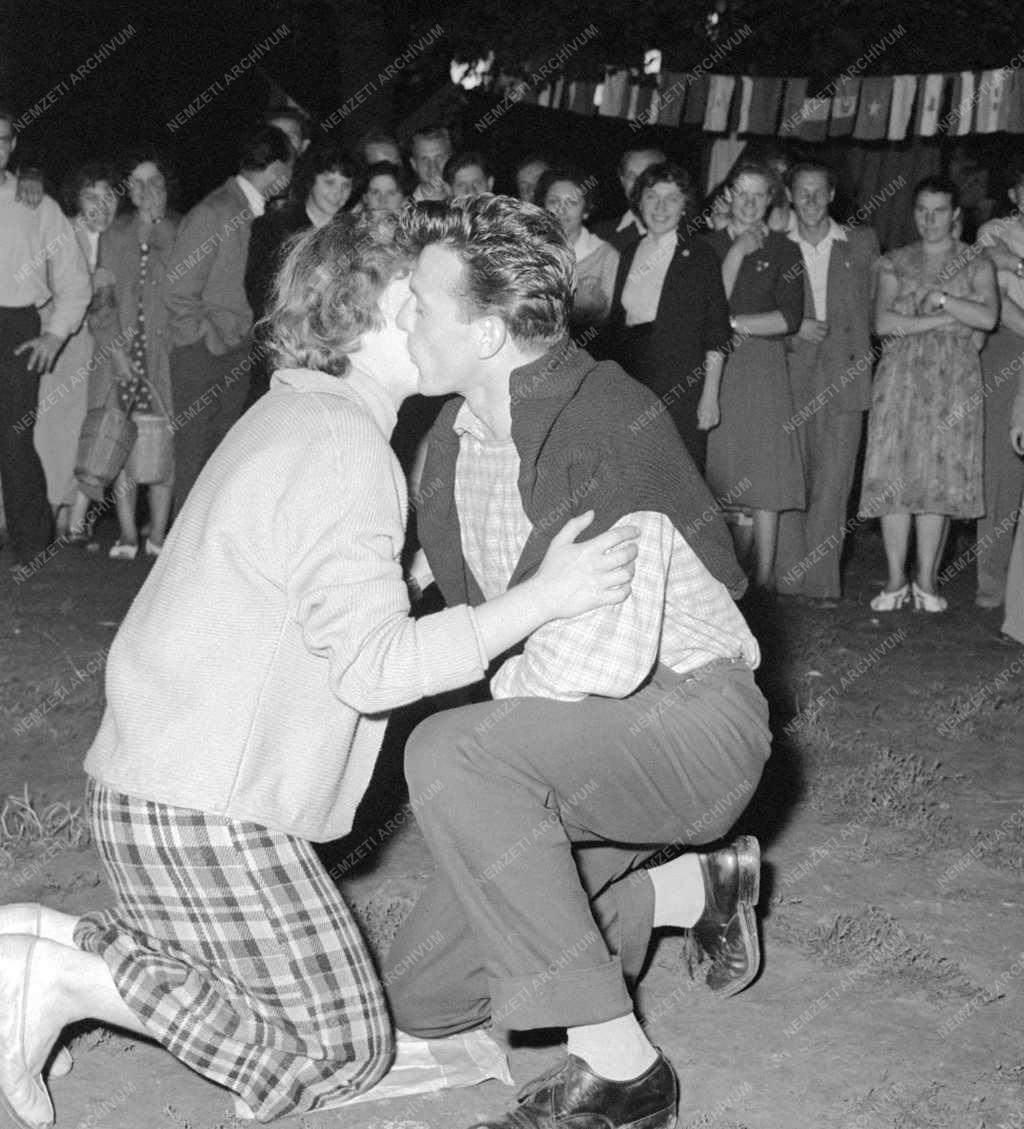 Belpolitika - Ifjúsági szervezetek - KISZ fiatalok