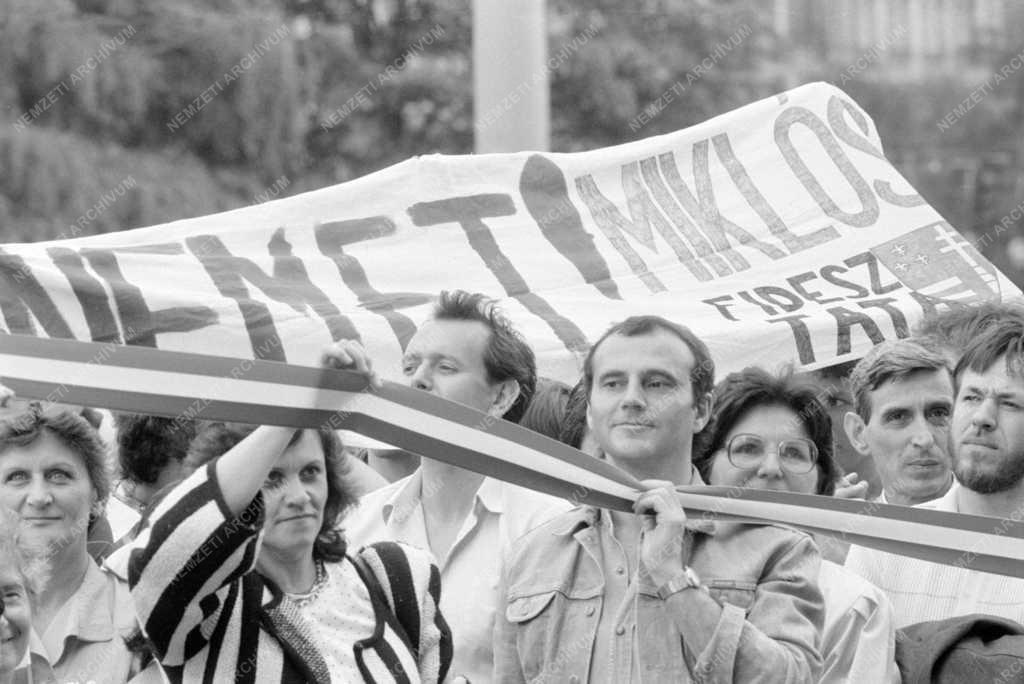 Demonstráció - Tüntetés a Bős-Nagymarosi vízlépcső ellen