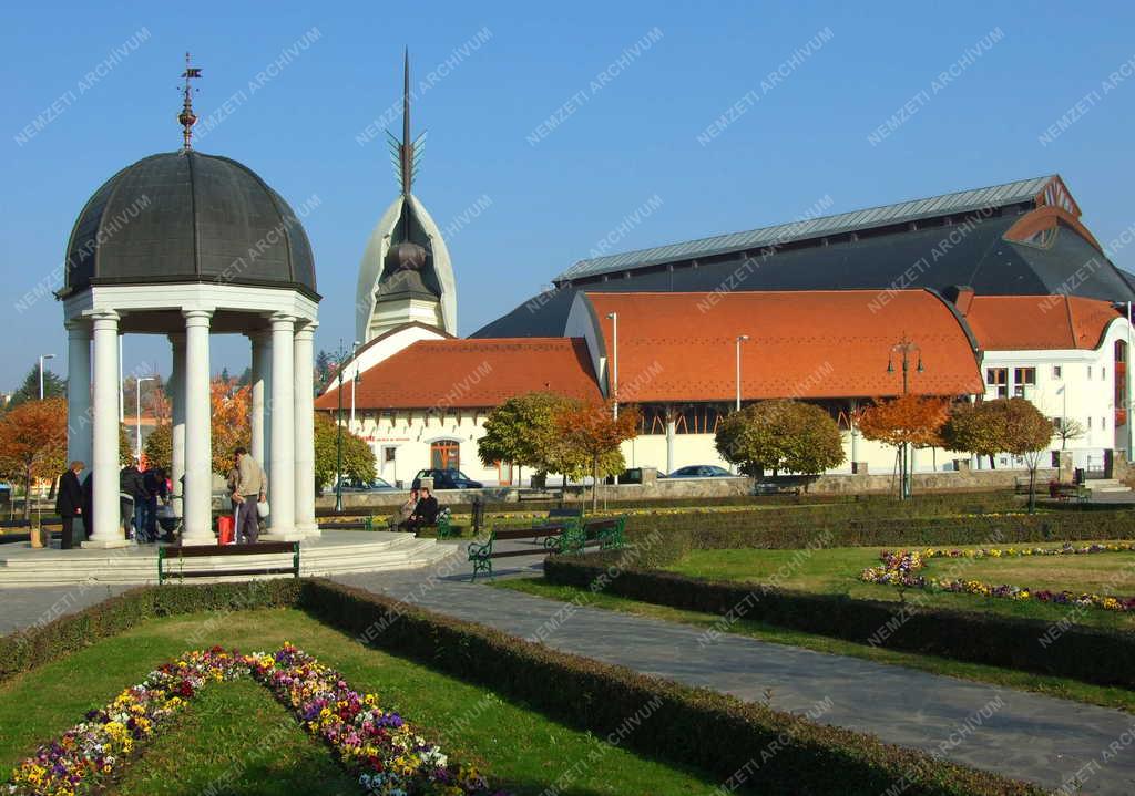 Eger - Városkép - Makovecz uszodája