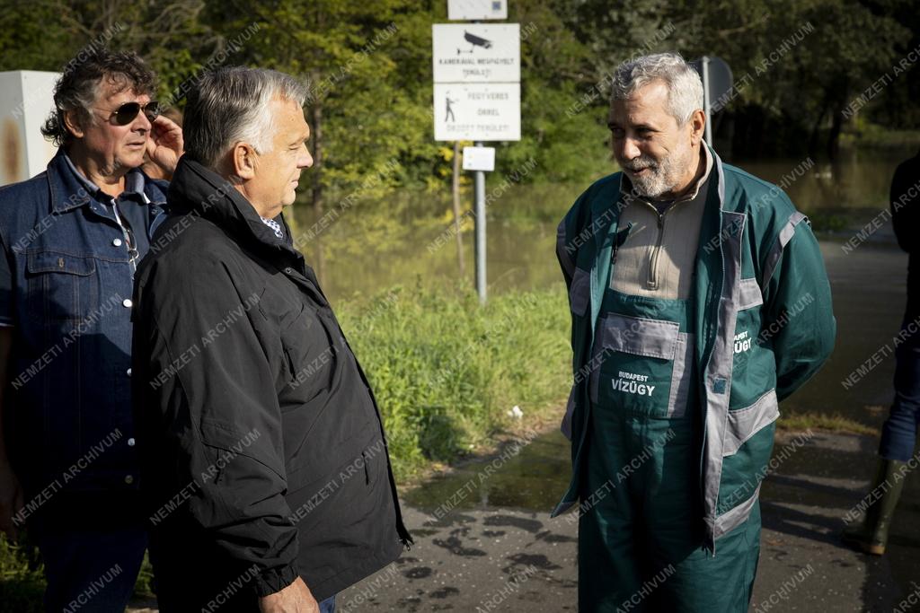 Árvíz - Orbán Viktor Kisorosziban ellenőrizte a védekezési munkálatokat