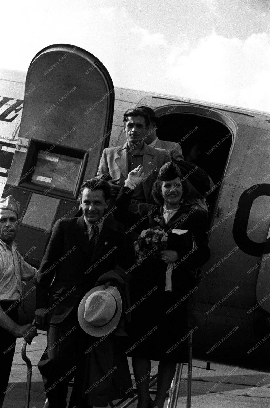 Külkapcsolatok - szovjet művész- és sportküldöttség - érkezés