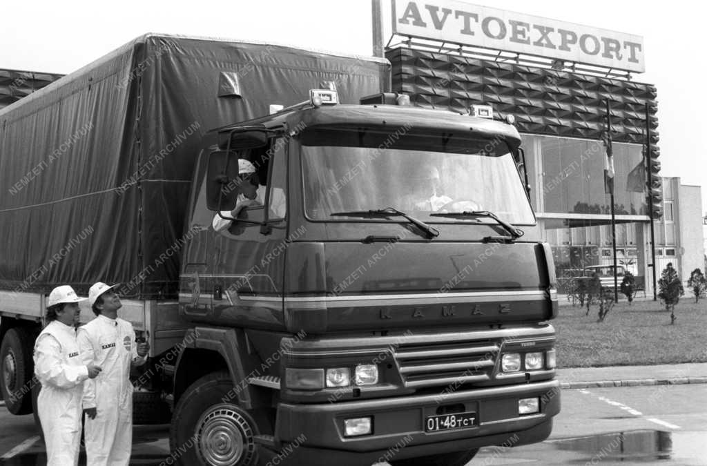 Járműipar - KAMAZ teherautó bemutatója Budaörsön