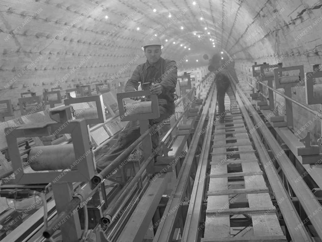Ipar - A metró mozgólépcsőjének szerelése