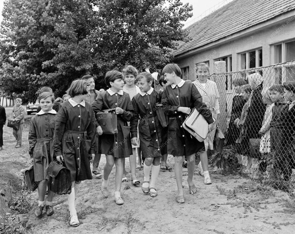 Oktatás - Kibővített iskola és új tanár Újlengyelben