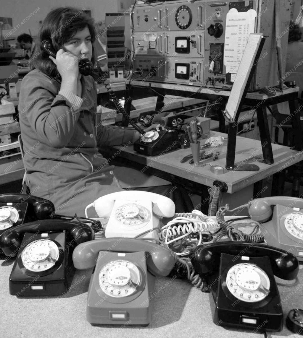 Új tipusú telefonkészülékek Abonyból