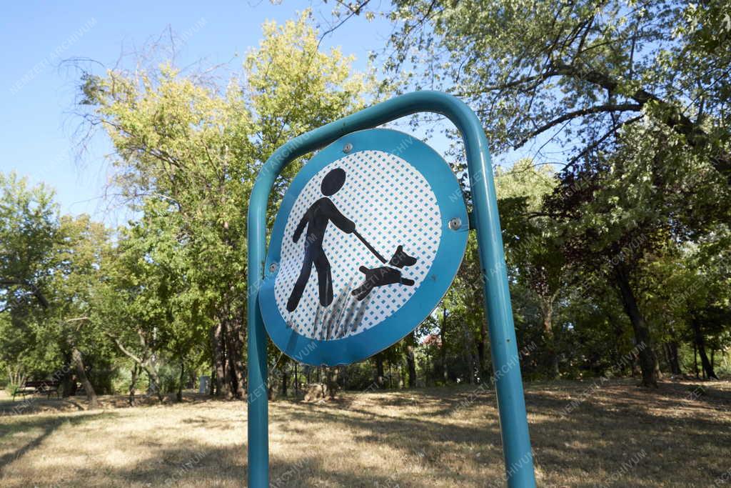 Városkép - Budapest - Kutyasétáltatást jelző tábla az Óhegy park