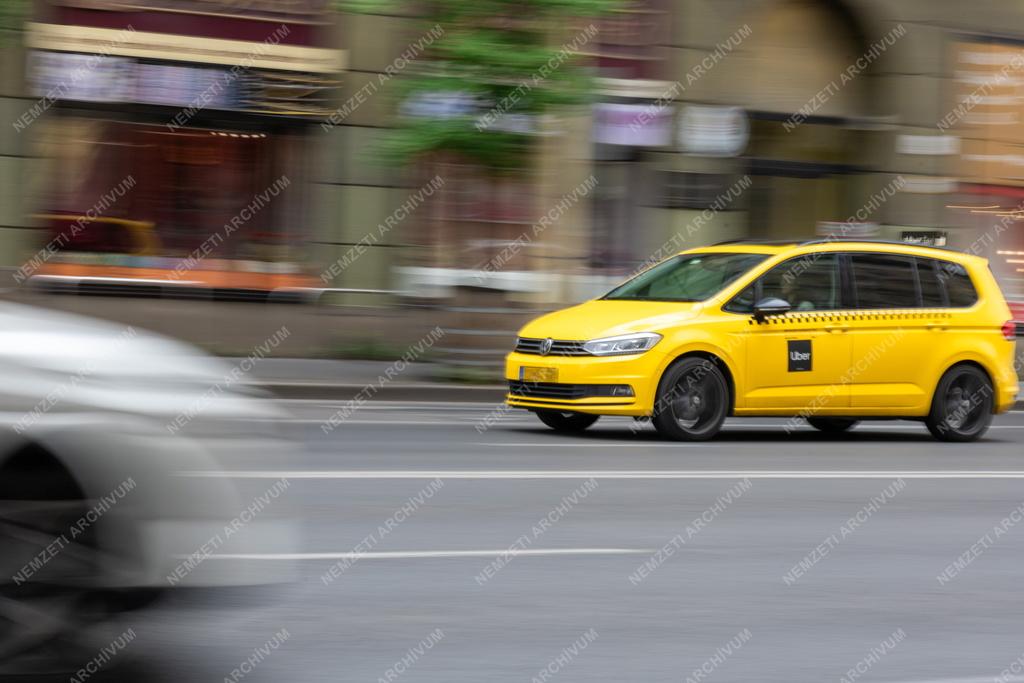 Közlekedés - Budapest - Uber taxi