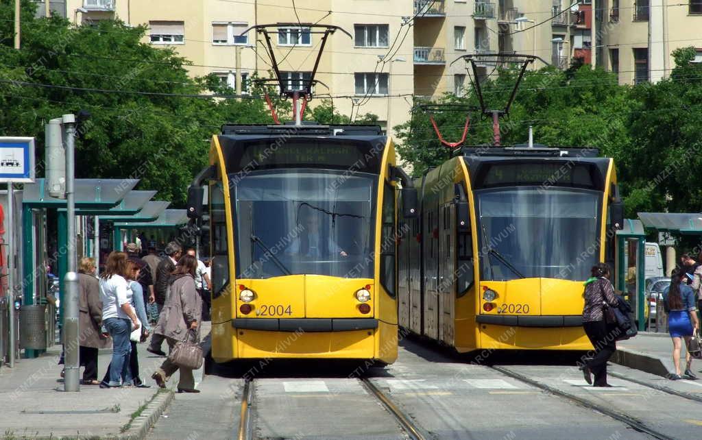 Közlekedés - Budapest - Combino villamosok a Széna téren