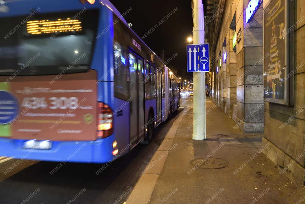 Közlekedés - Budapest - Autóbusz az esti Rákóczi úton