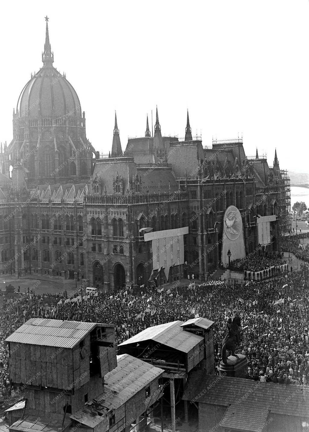 Belpolitika - Békegyűlés - A Békevilágtanács budapesti ülése 