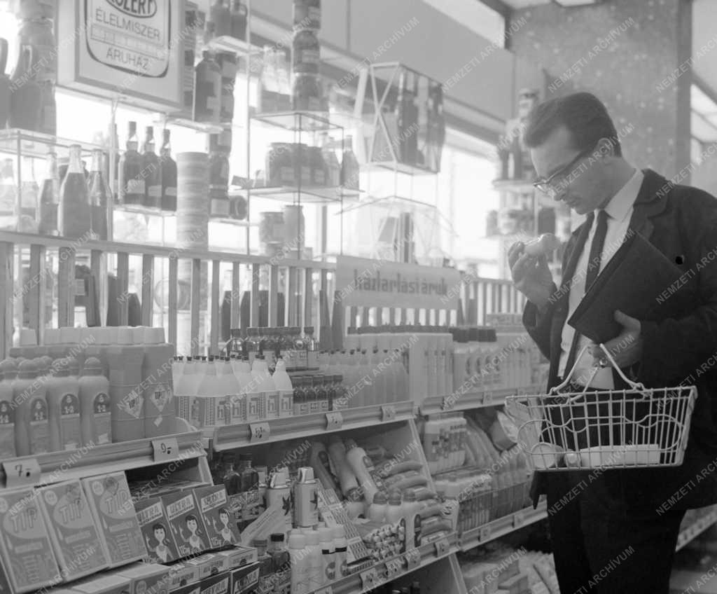 Kereskedelem - Vásárló az új kőbányai élelmiszer áruházban