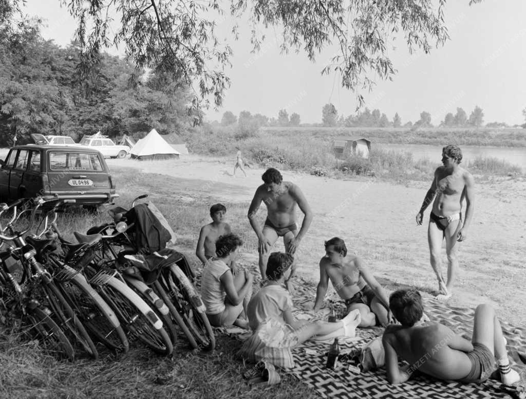 Szabadidő - Nyaralás a Tisza-parton