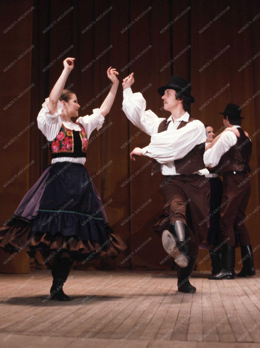 Kultúra - Néptánc - Duna Művészegyüttes