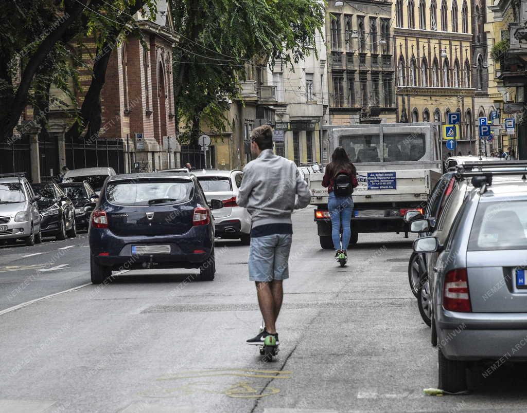 Közlekedés - Kölcsönözhető elektromos rollerek a fővárosban