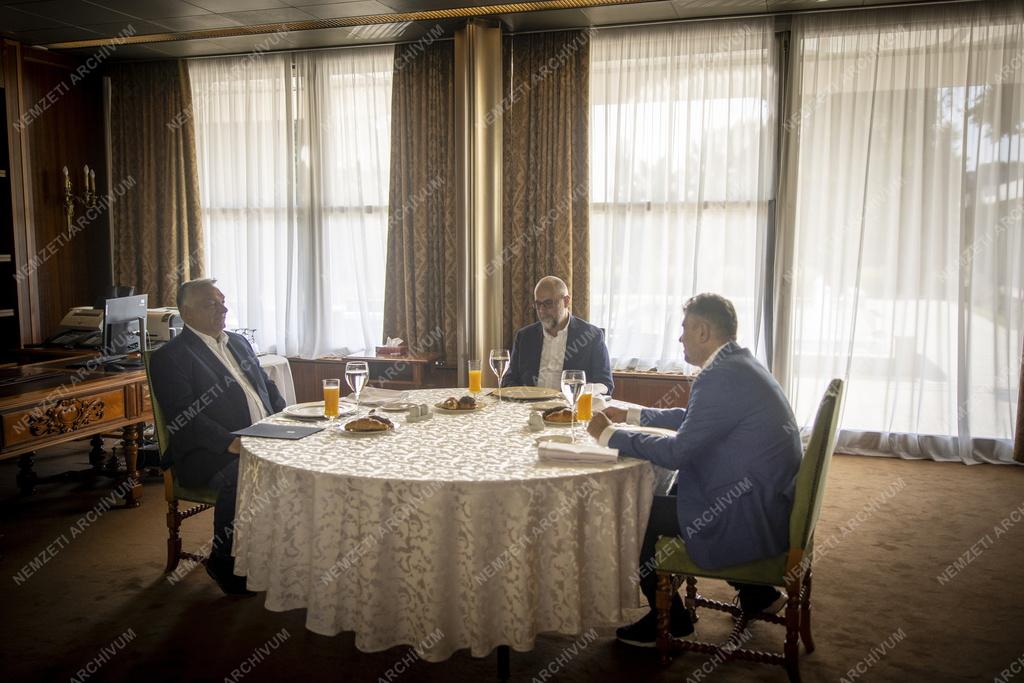 Orbán Viktor Románia miniszterelnökével tárgyalt Bukarestben