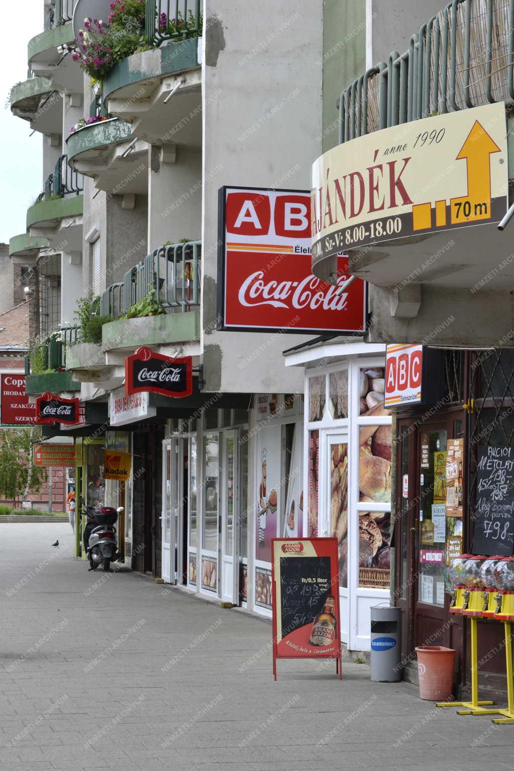 Kereskedelem - Budapest - Üzletsor a Kőrösi Csoma sétányon