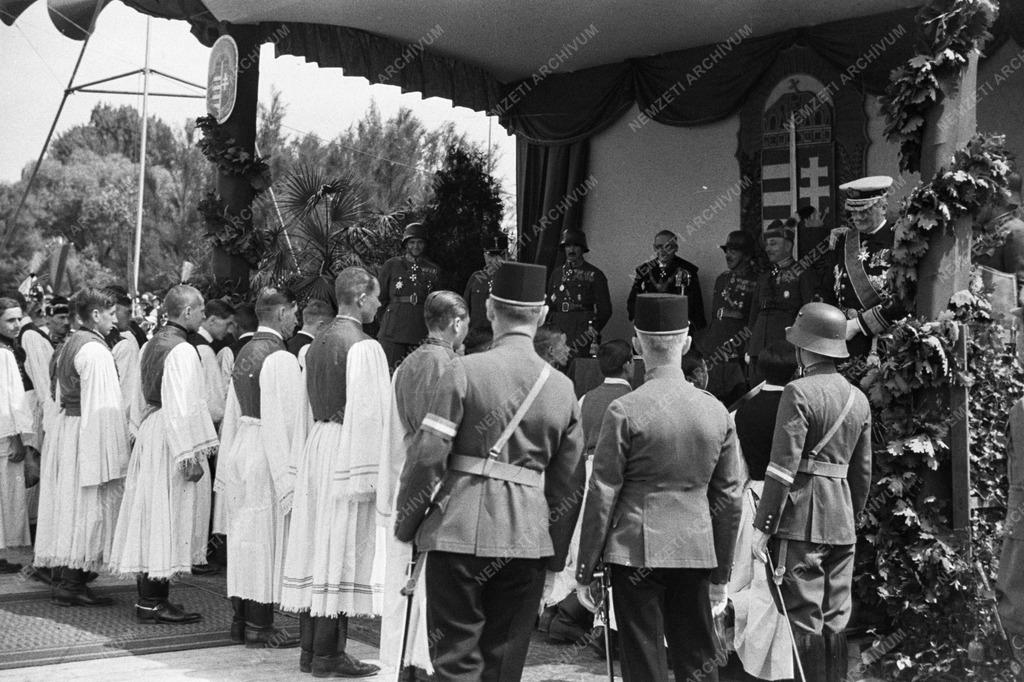 Történelem - Horthy Miklós kormányzó az éves vitézi avatást celebrálja