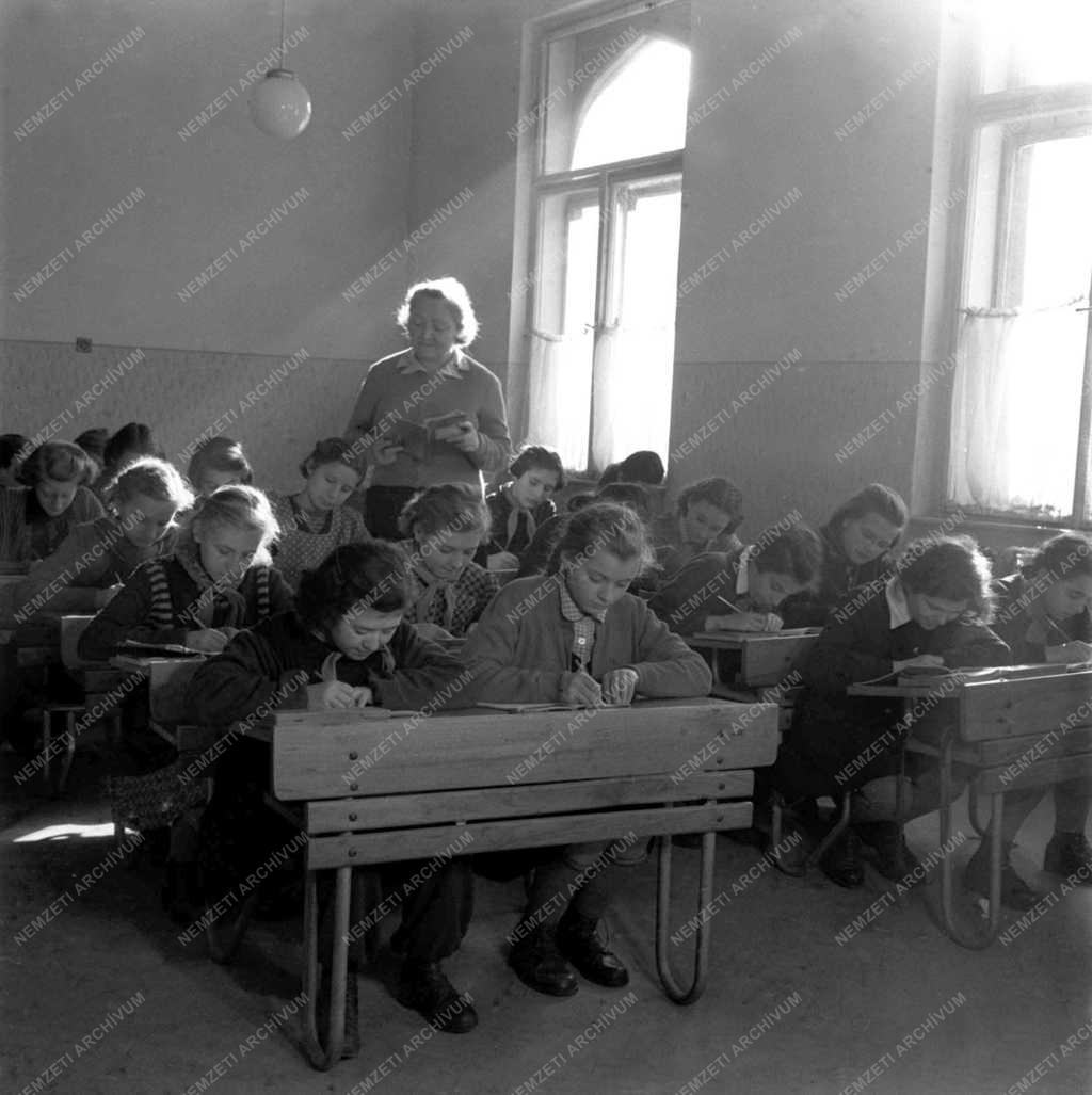 Oktatás - Földrajzóra a Vörösmarty utcai Általános Iskolában