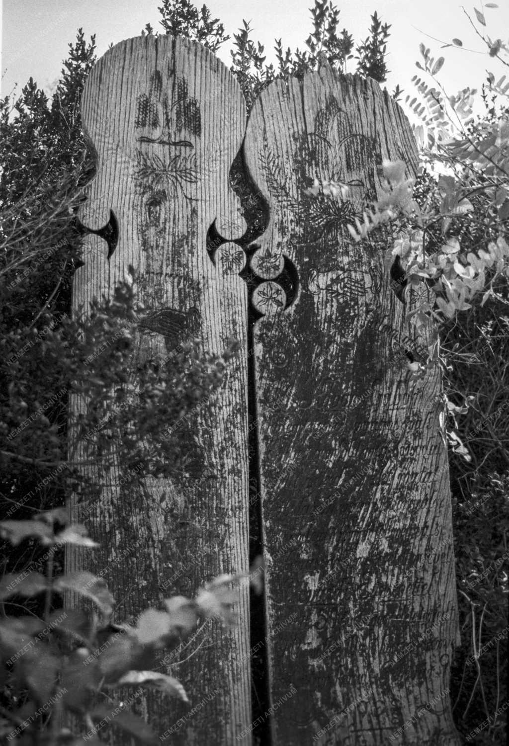 Néprajz - Fejfák a dunapataji temetőben