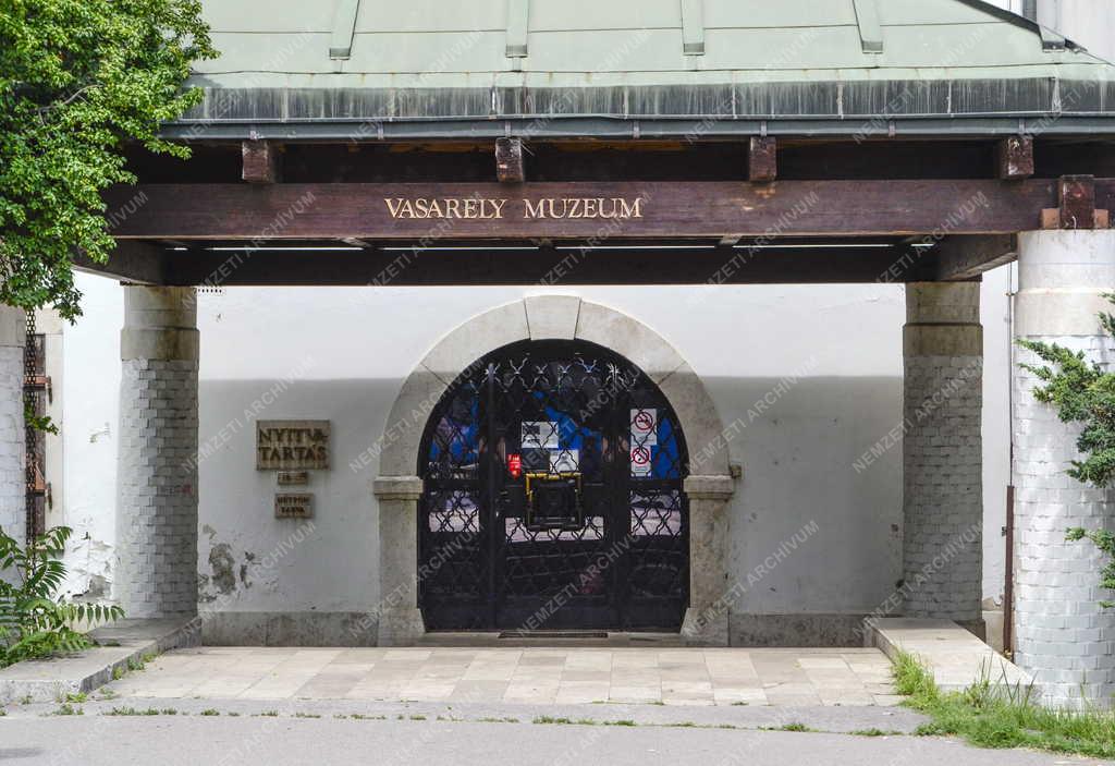 Épület - Budapest - A Vasarely Múzeum bejárata 