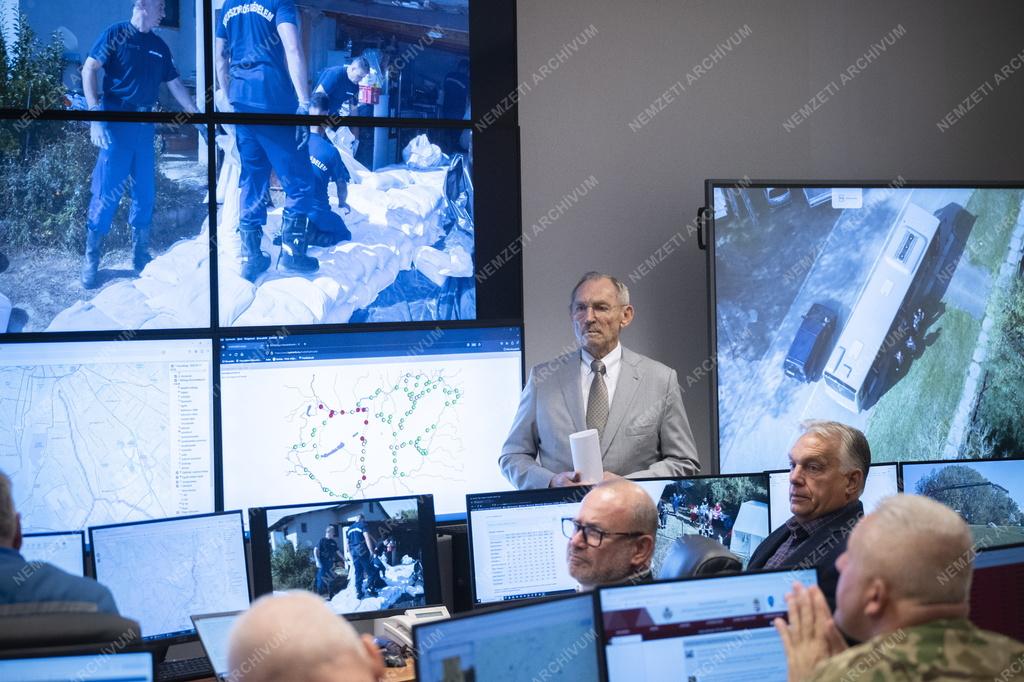 Árvíz - Orbán Viktor vezetésével ülést tartott az árvízvédelmi operatív törzs