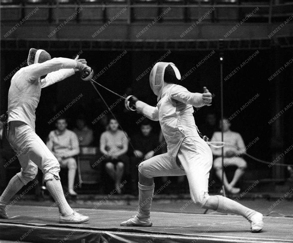 Ifjusági vívó verseny a Sportcsarnokban