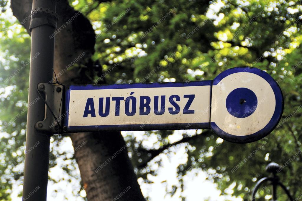 Közlekedés - Budapest - Régi szemafor jellegű autóbuszmegálló jelzés