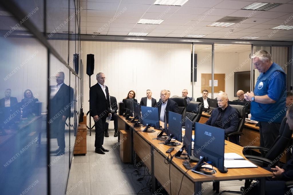 Árvíz - Orbán Viktor a Nemzeti Veszélyhelyzet-kezelési Központban