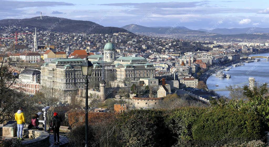 Városkép - Budapest - Turisták a Gellért-hegyen