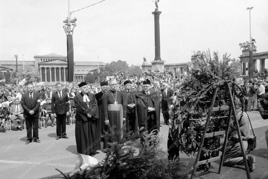 Belpolitika - Nagy Imre és mártírtársai újratemetése