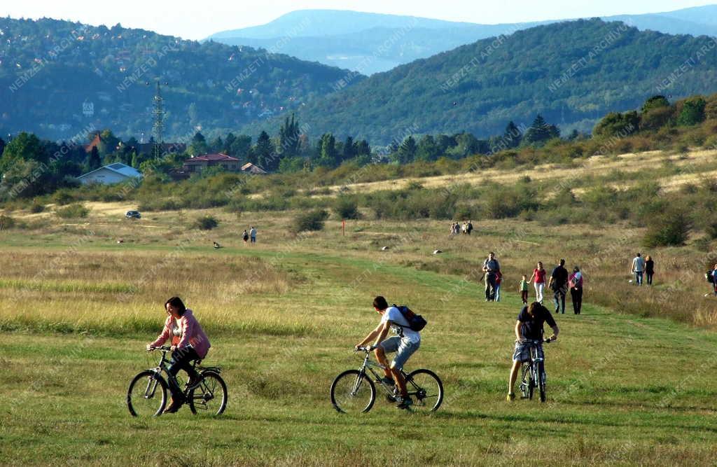 Táj - Sport - Kerékpáros turisták a pesthidegkúti völgyben