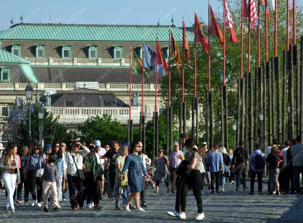 Idegenforgalom - Budapest - Külföldi turisták a Várban