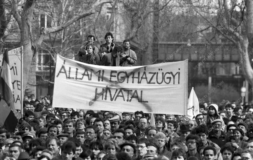 Ünnep - Március 15. - Demonstráció a Magyar Televíziónál