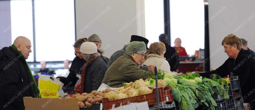 Kereskedelem - Debrecen - Vásárlók a debreceni Piaccsarnokban