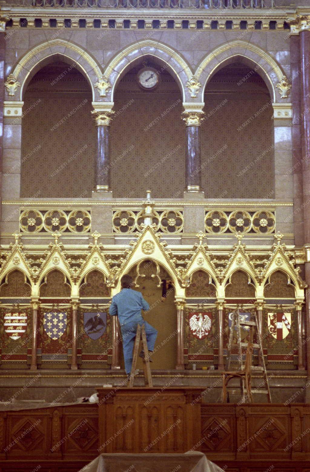 Restaurálás - Felújítják a Parlament üléstermét