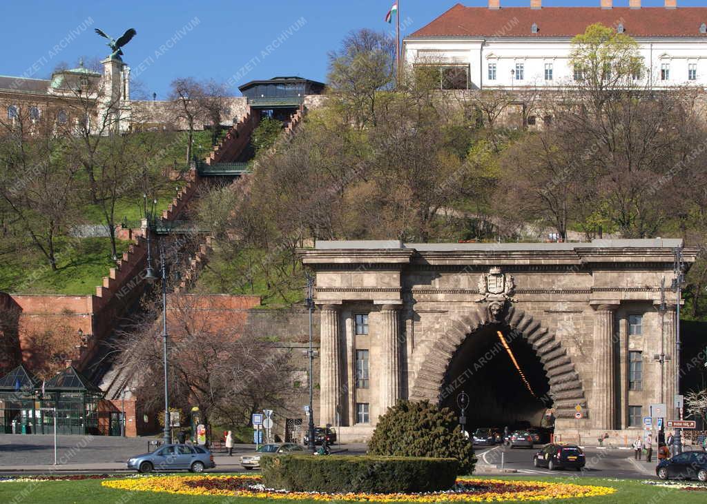 Városkép -  A Clark Ádám tér és a Budai Vár részlete