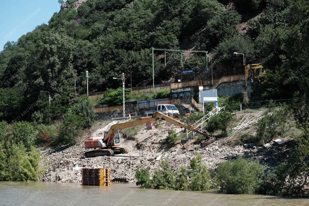 Közlekedés - Nagymaros - Lezárták a 12-es főútat Nagymaros és Zebegény között