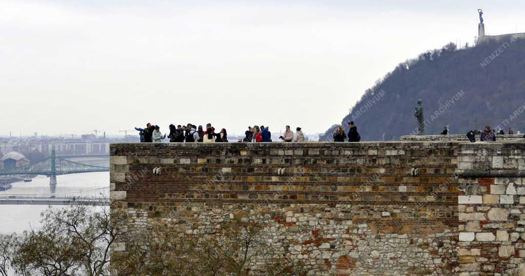 Idegenforgalom - Budapest – Turisták a Budai Várban