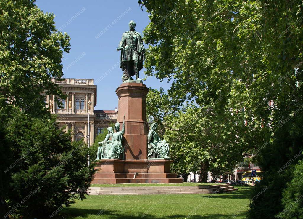 Budapest - Városkép - Széchenyi tér - Köztéri szobor