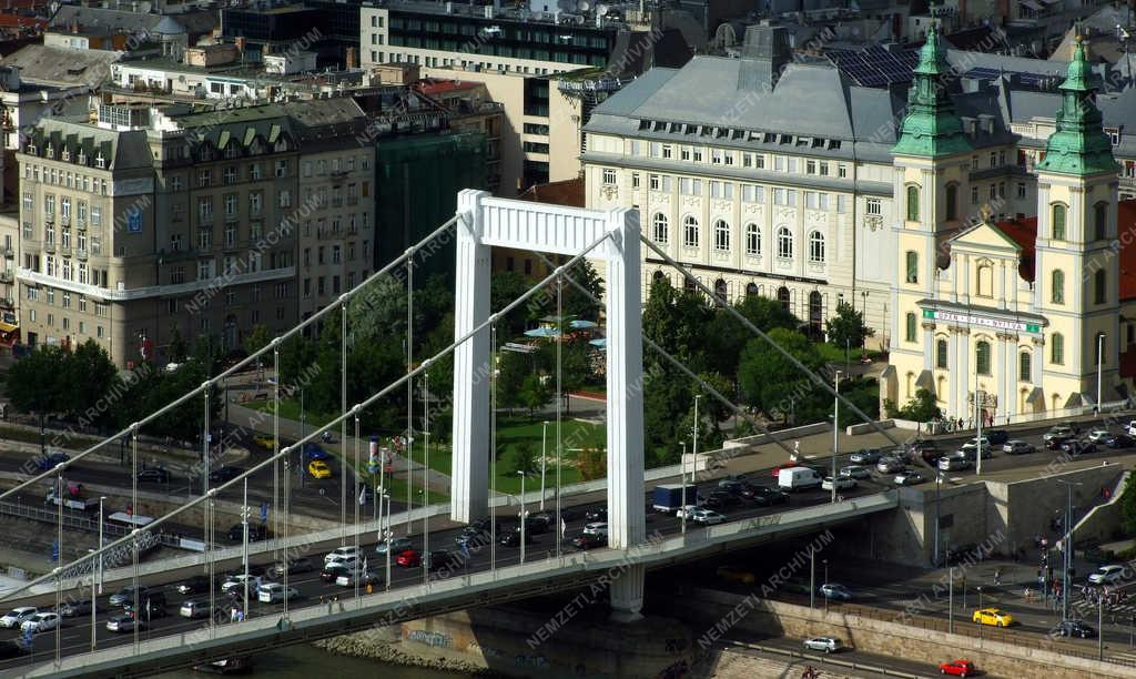 Közlekedés - Budapest - Csúcsforgalom az Erzsébet hídon