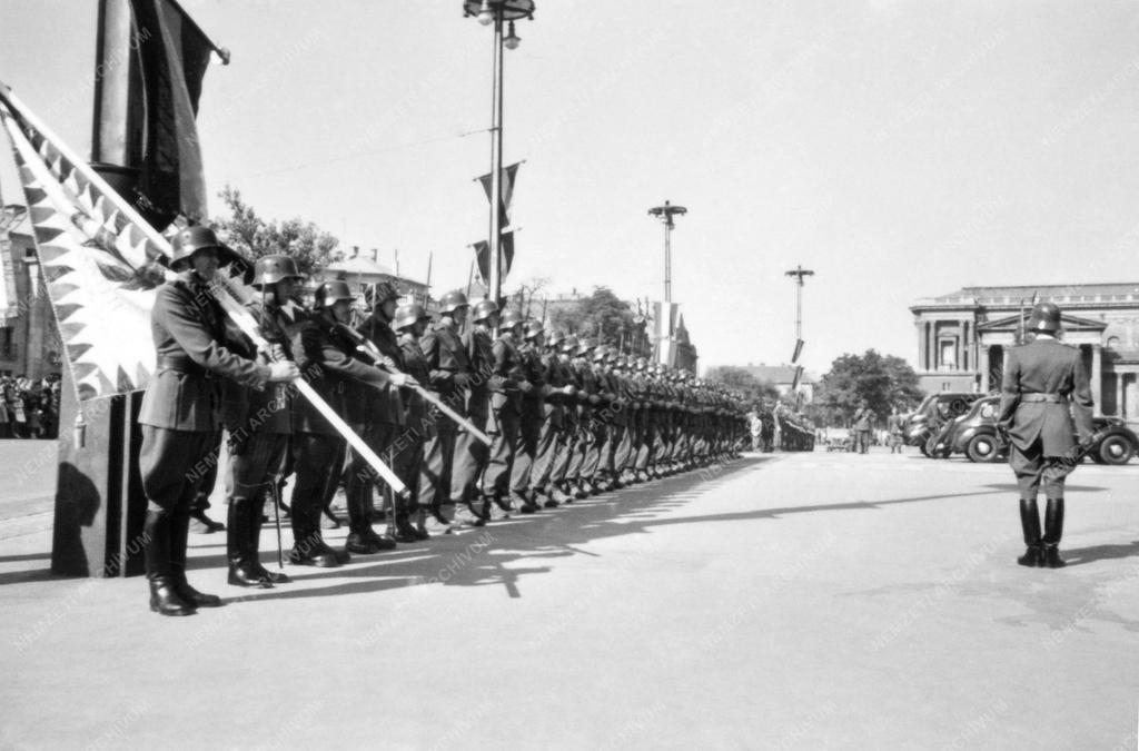 Ünnepség - Csapatzászló átadása - Honvédszakasz a Hősök terén