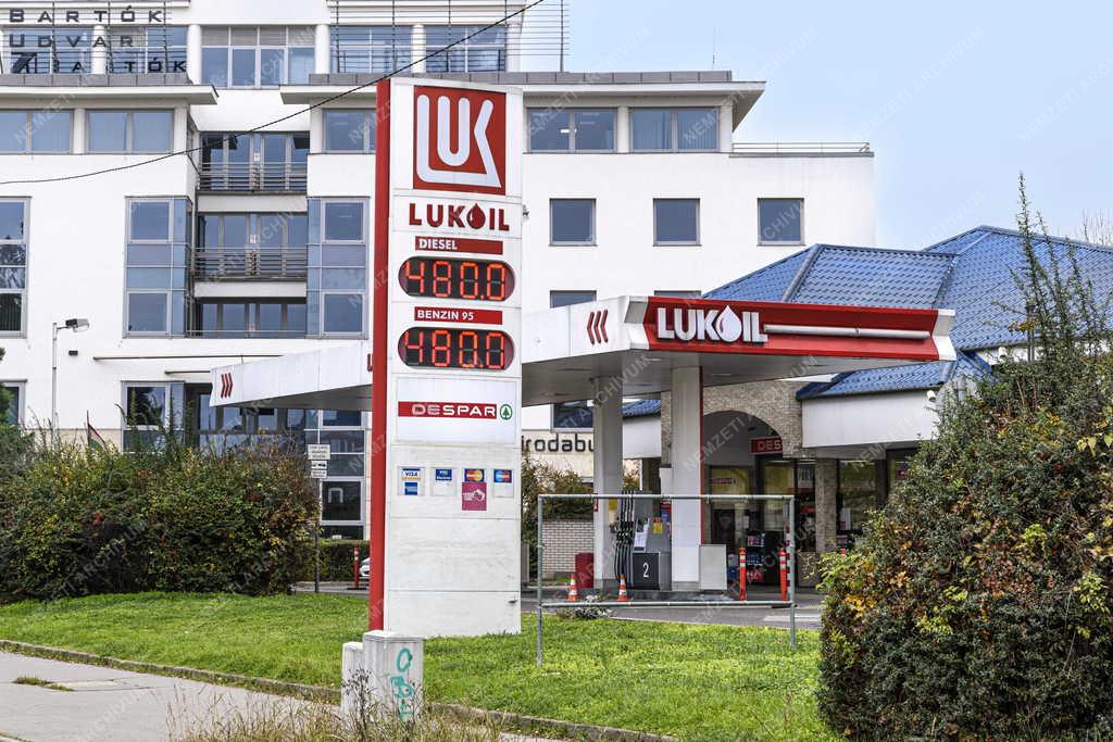 Közlekedés - Energia - Lukoil benzinkút Kelenföldön