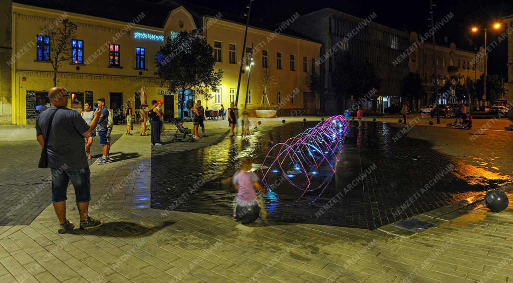 Városkép - Debrecen - Dósa nádor tér esti kivilágításban