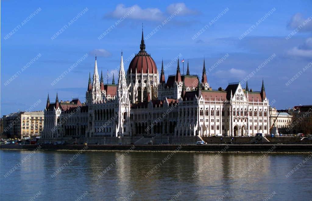 Épület - Budapest - A Parlament felújított épülete 