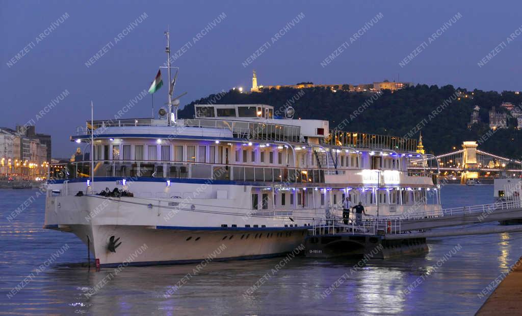 Városkép - Budapest - Dunai panoráma hotelhajóval