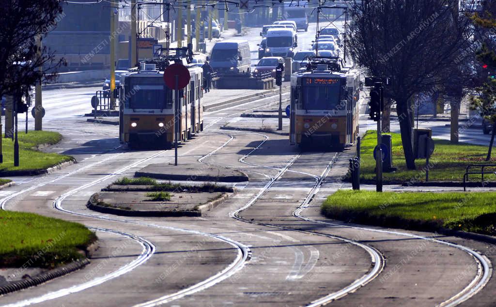 Közlekedés - Budapest - Villamosok és gépjárművek Budán