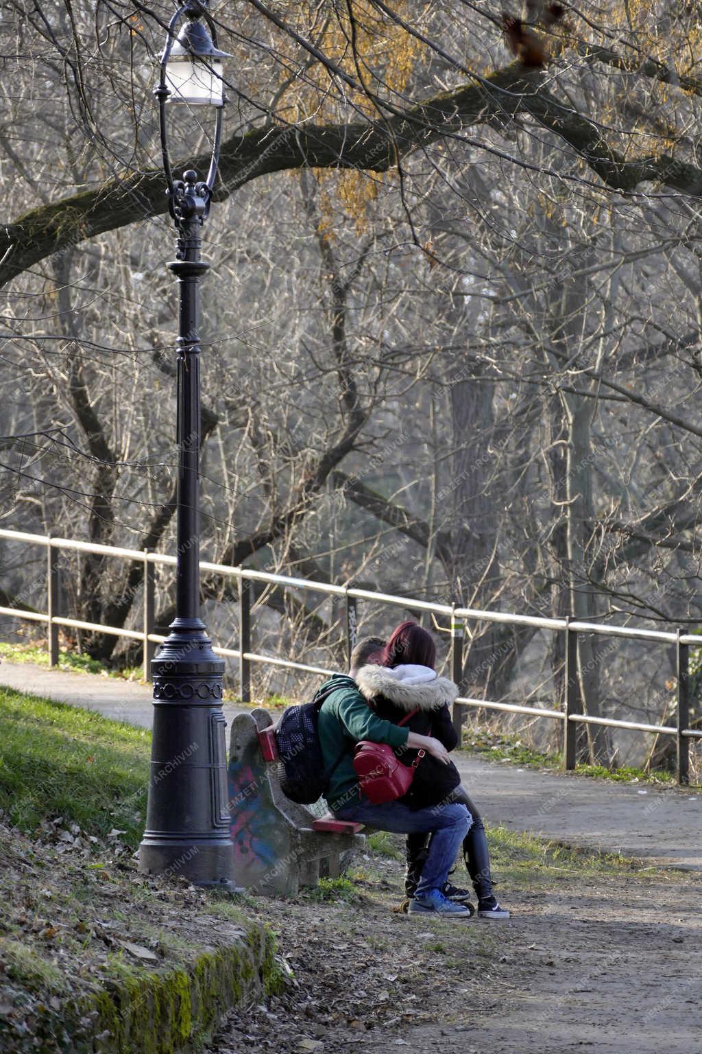 Életkép - Budapest - Kora tavasz a Gellért-hegyen